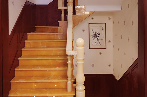 雷鸣镇中式别墅室内汉白玉石楼梯的定制安装装饰效果